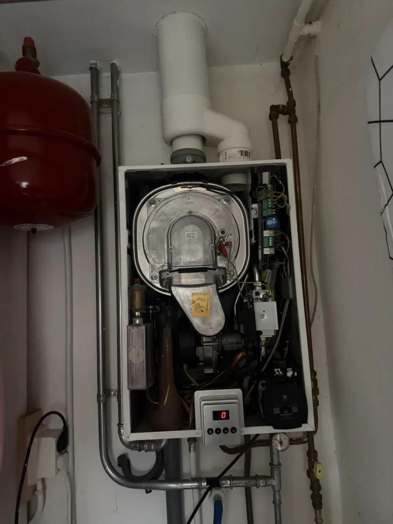 Geopende Remeha-cv-ketel met binnenwerk en expansievat